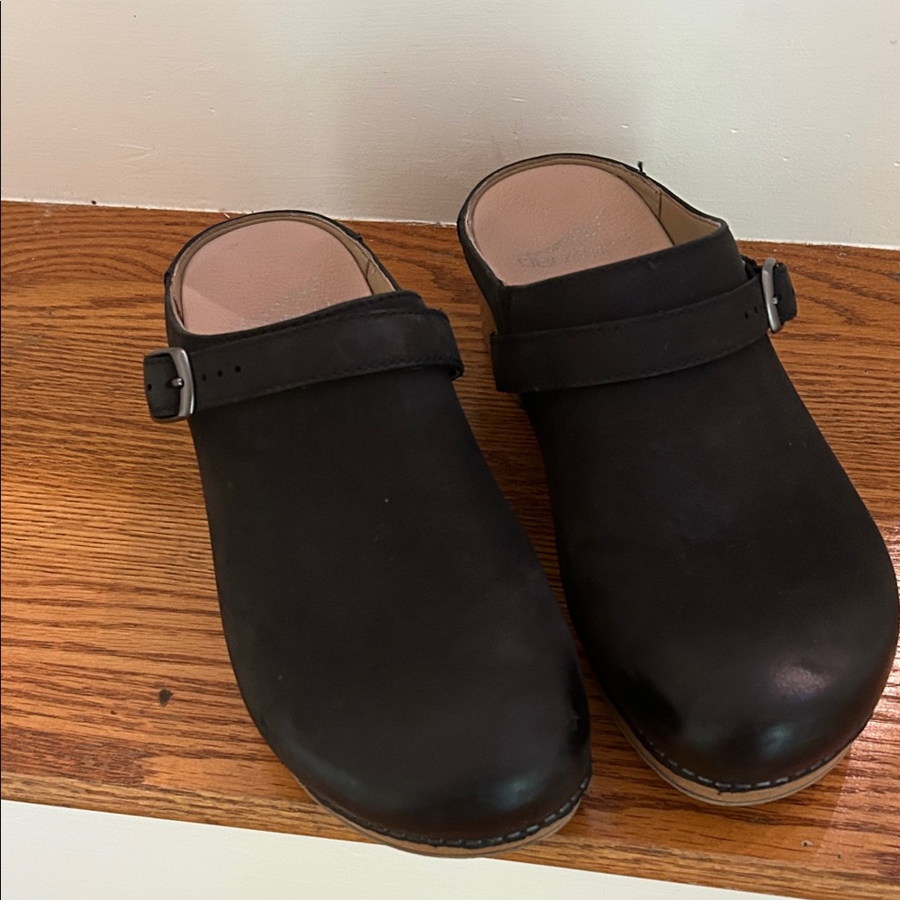 Like new Dansko Clogs